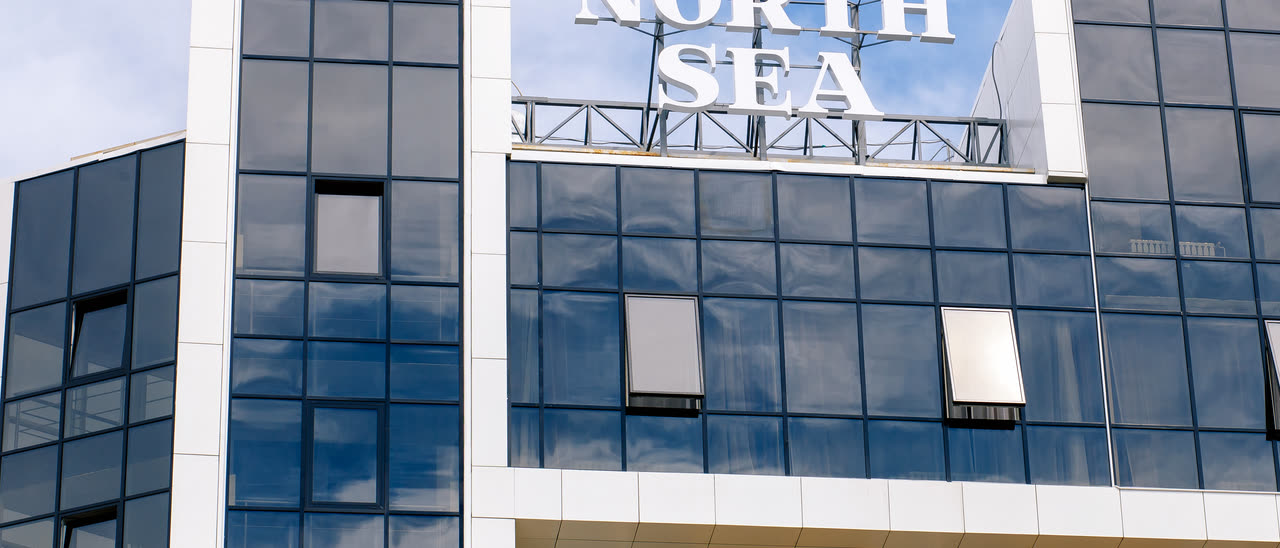 Вывеска North Sea Hotel на фасаде отеля